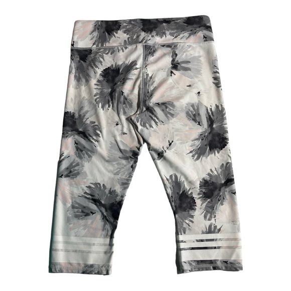 fabletics Capri leggings size Large moisture‎ wicking fabric - Picture 8 of 8